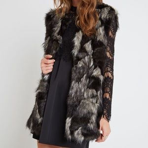BCBGeneration long Faux-Fur Vest SZ Large